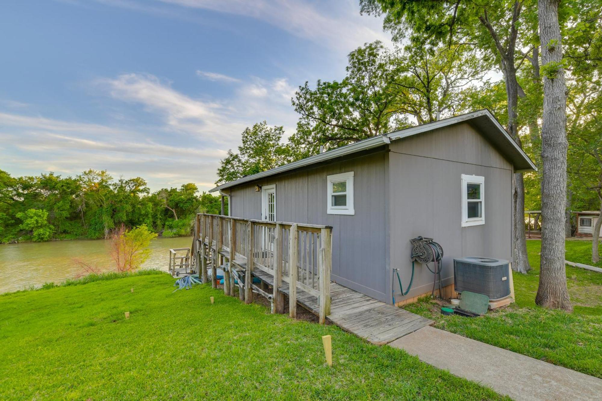 דירות ווייקו Rustic River Cabin With Dock And Covered Deck! מראה חיצוני תמונה