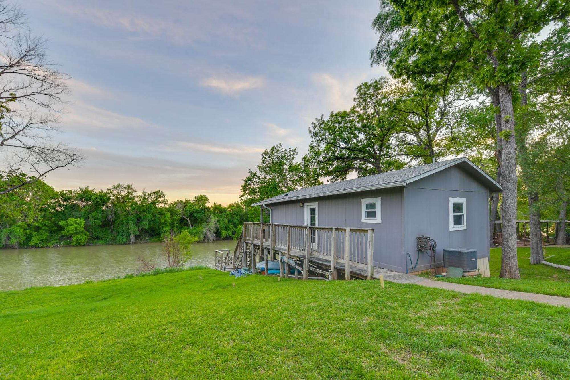 דירות ווייקו Rustic River Cabin With Dock And Covered Deck! מראה חיצוני תמונה