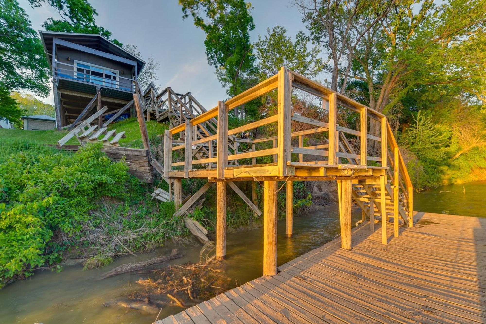 דירות ווייקו Rustic River Cabin With Dock And Covered Deck! מראה חיצוני תמונה