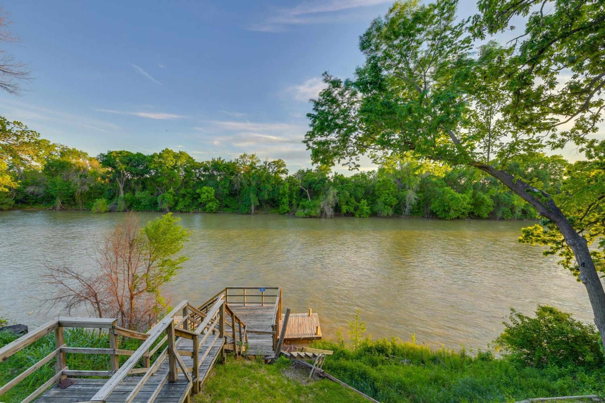 דירות ווייקו Rustic River Cabin With Dock And Covered Deck! מראה חיצוני תמונה