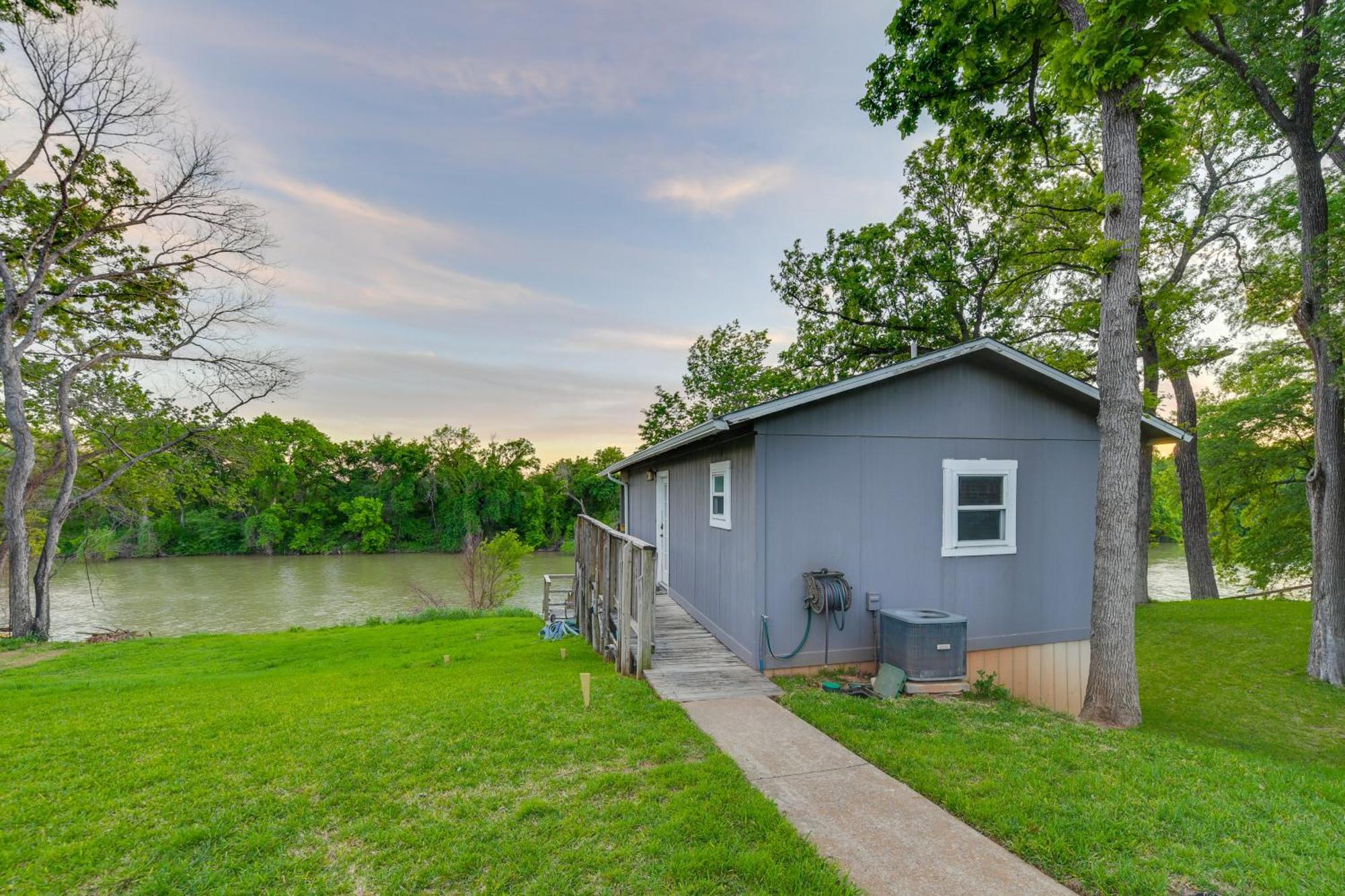 דירות ווייקו Rustic River Cabin With Dock And Covered Deck! מראה חיצוני תמונה